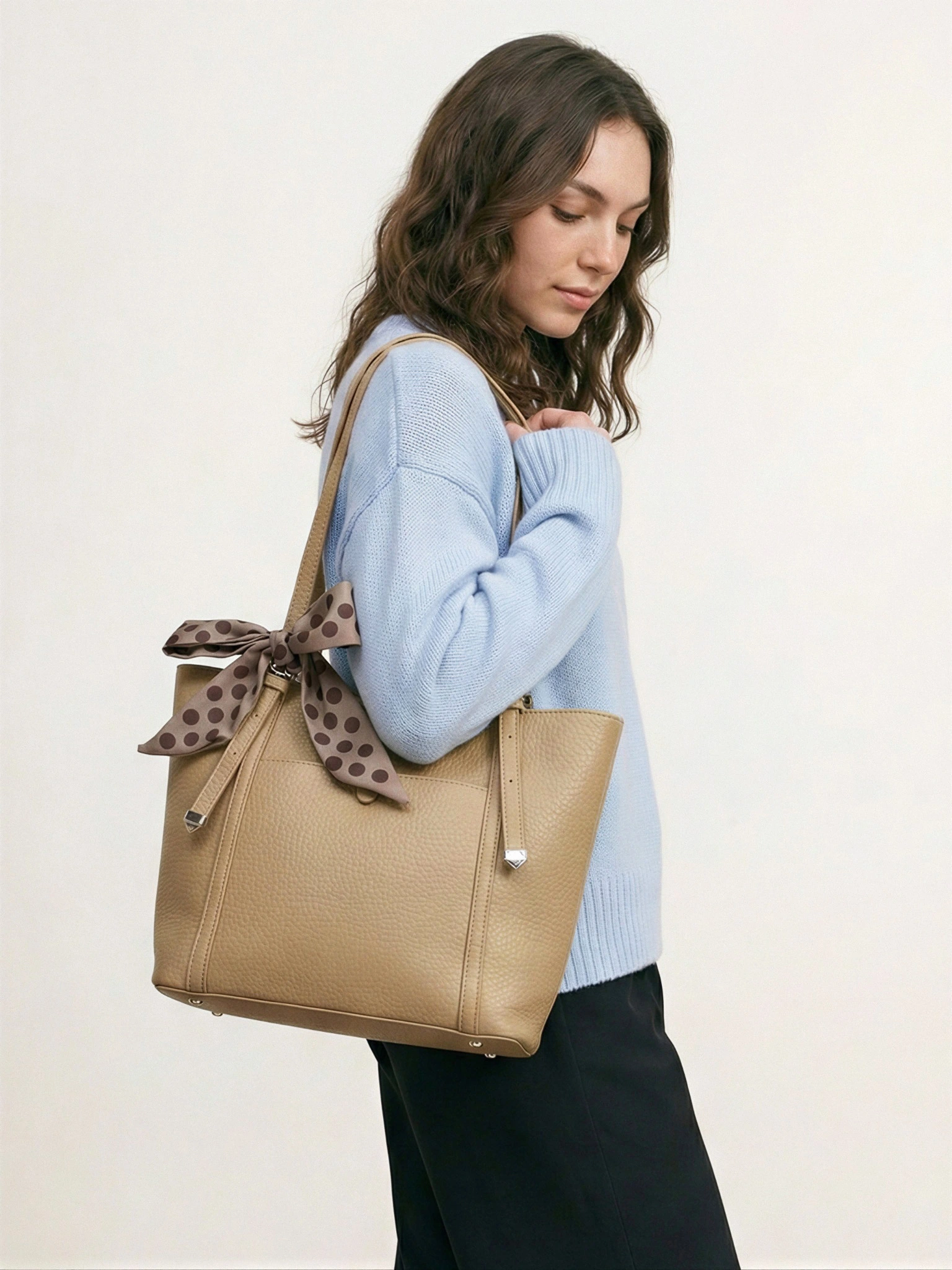 Сумка-тоут с карманом на кнопке и декоративным платком в ассортименте